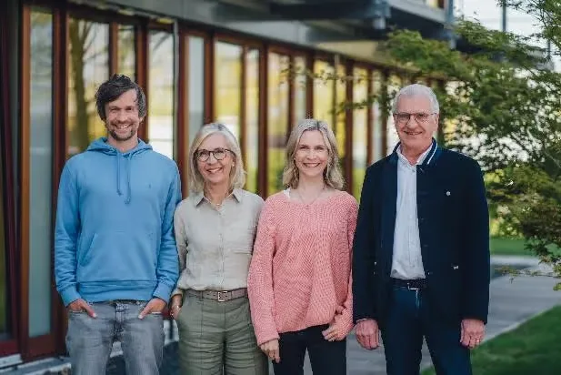 Eine gruppe von menschen, die vor einem gebäude stehen gemeinsam.